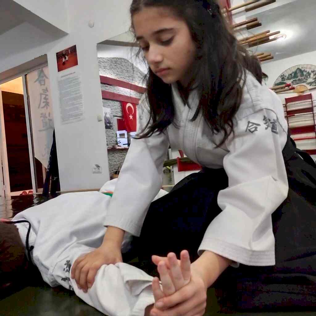 Aikizen Dojo Antalya Muratpaşa’da çocuklar; oyun, hareket ve disiplinin dengeli birleşimiyle Aikido’yu öğrenir.