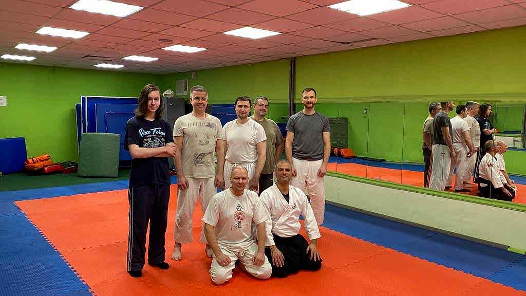 Kürşat Demir, Moskova'da 5. Dan Aikido ustası Sergey Rychkov ve öğrencileri ile bir eğitim ziyareti sırasında dojo'da.