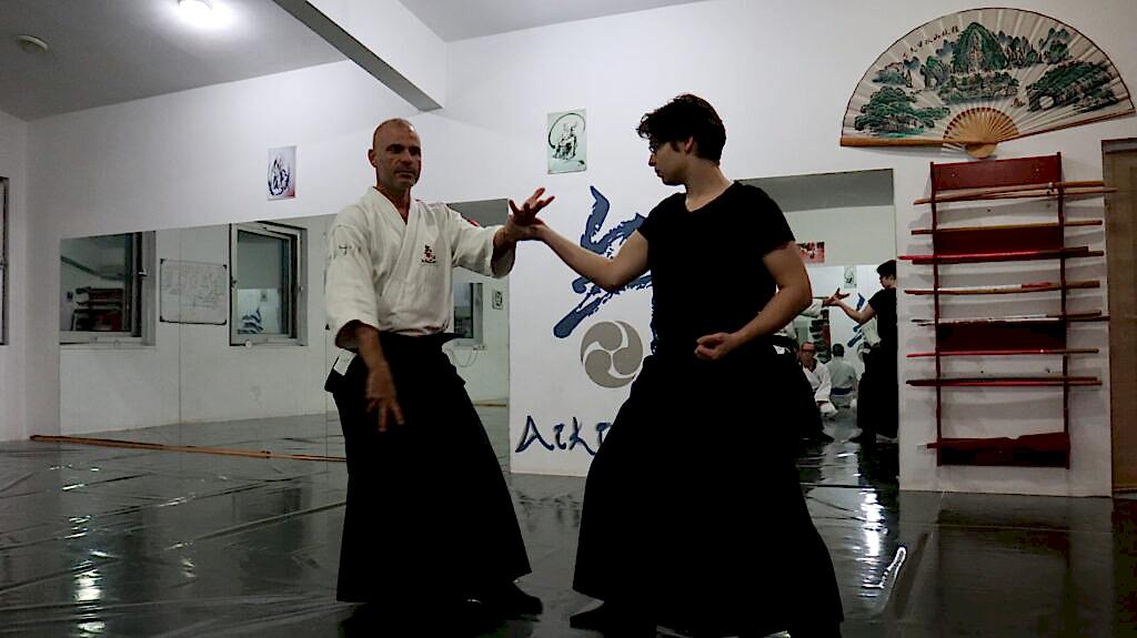 Sensei Kürşat Demir, Antalya Aikizen Dojo'da ileri seviye bir teknik uygulama (waza) gerçekleştirirken.