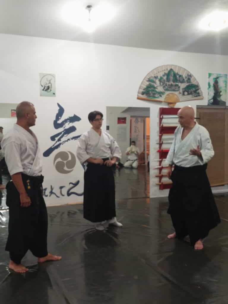Kürşat Demir, Antalya Aikizen Dojo'da düzenlenen bir seminerde ünlü Aikido ustası Bodo Rödel Shihan ile teknik detayları tartışırken.